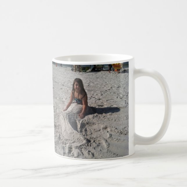 kleine Meerjungfrau auf Strand durch bbillips Kaffeetasse (Rechts)