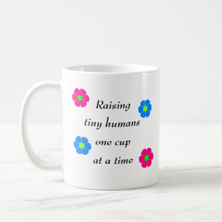Kleine Menschen auf einmal anheben eine Schale Kaffeetasse