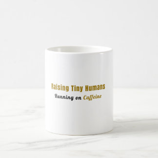 Kleine Menschen großziehen, angetrieben von Koffei Kaffeetasse