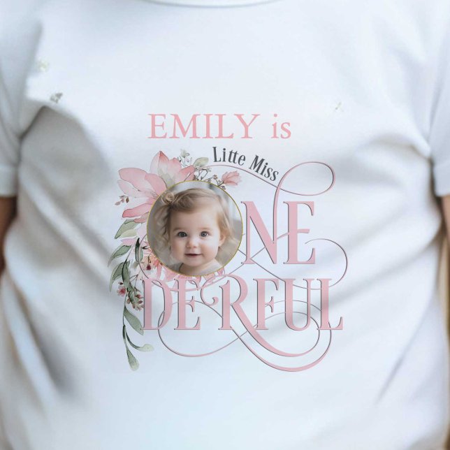 Kleine Miss Onederful, Pink, Baby Girl 1. Baby T-shirt (Little MIss Onederful, Pink Baby Girl 1st birthday photo t-shirt.)