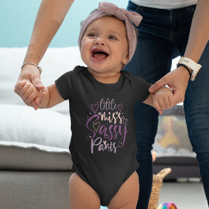 Kleine Miss Sassy Pants Lila Typografie Girl Baby Strampler