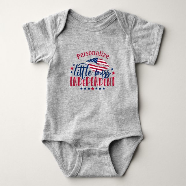 Kleine Miss Unabhängigkeit amerikanische Flagge pe Baby Strampler (Vorderseite)