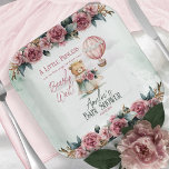 Kleine Princess Bear Bearly Wait Girl Baby Dusche Pappteller<br><div class="desc">Herzlich willkommen in unserer auf Prinzessinnen ausgerichteten Baby Shower Einladung und Accessoires Template Kollektion! Unsere Designs sind mit einer liebenswerten Teddybärenprinzessin gekleidet und mit einem hübschen, bunt rosa, schlauen und aquamarinen Kleid mit rosa Blume am unteren Rand dekoriert. Dieser zauberhafte Teddybär hält ein rosa bis dunkelmauves Blumenstrauß, das dem Design...</div>