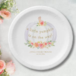 Kleine Pumpkin-Girl's Fall Baby-Dusche Pappteller<br><div class="desc">Diese niedliche Herbst Baby Duschpapiertafel mit weißem Wasserfarbenkürbis und Blume mit grünem und goldgelbem Blattwerk. Es steht: "Ein kleiner Kürbis ist unterwegs! " in der Goldtypografie. Einfach anpassbar. Ideal für eine Herbstdusche. Original Wasserfarbe © Michele Davies.</div>
