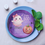 Kleine, rosa niedliche Geisterdusche Pappteller<br><div class="desc">Ein kleines Halloween-niedliches Babyhoster mit rosa Bugbabydusche mit Monogramm Teller aus Papier  personalisierte Teller Vorlage,  Halloween-Mädchen Babydusche personalisierte Papierfabrikaden Teller personalisierte Tischdekoration Halloween-Duschvorräte Party</div>