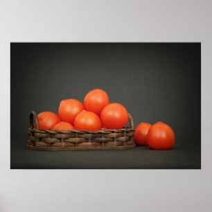 Kleine rote Tomaten in einem Korb auf dunklem Tisc Poster