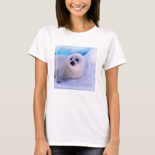 Kleine Sattelrobbenjunge bedeckt mit Schneeflocken T-Shirt