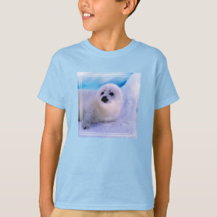 Kleine Sattelrobbenjunge bedeckt mit Schneeflocken T-Shirt