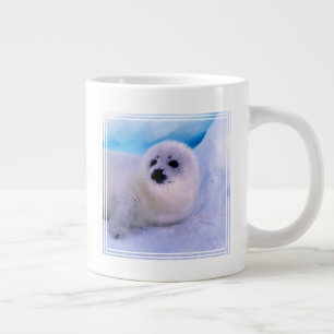 Kleine Sattelrobbenjunge mit Schneeflocken bedeckt Jumbo-Tasse