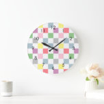 Kleine Schachbretter Pastellfarben weiß Schachbret Große Wanduhr<br><div class="desc">Moderne Pastellfarben und farbenfrohe Schachbrettmuster in Karos. Pastellästhetisches kariertes Design. Pastell Karos auf Wohngestaltung,  Party und personalisierte Geschenke. Das karierte Muster in Pastellfarben.</div>