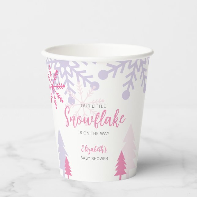 Kleine Schneeflocke auf dem Weg Babydusche Winter Pappbecher (Vorderseite)