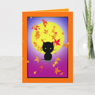 Kleine schwarze Katze und Herbstlaub Halloween-Kar Karte