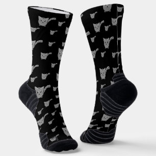 Kleine schwarze und graue Kätzchen Socken