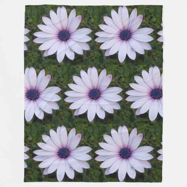 Kleine Spinne auf Blume Fleece Blanket (Vorderseite)