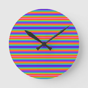 Kleine Streifen mit Regenbogenfarben Runde Wanduhr
