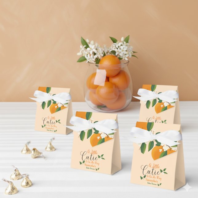 Kleine Süsse auf dem Weg zur orangefarbenen Babydu Geschenkschachtel (Von Creator hochgeladen)