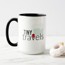 Kleine Travels Logo-Tasse mit Channel Hosts