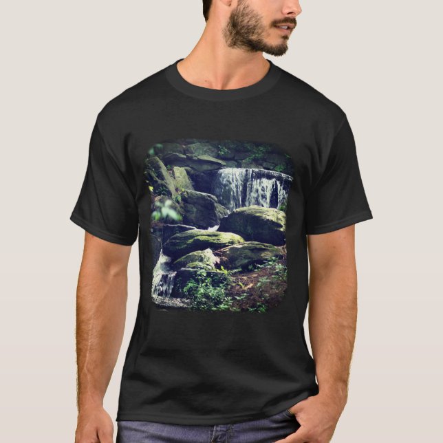 Kleine Wasserfälle im Wald T-Shirt (Vorderseite)