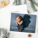 Kleine Weihnachtskarte Ankündigung<br><div class="desc">Das weiße Skriptdesign mit einem schönen, neu geborenen Foto, das Bild und die Textdetails dieser Karte können personalisiert werden.</div>