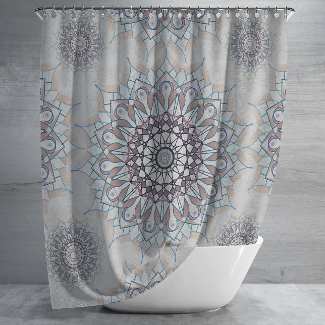 Kleine weiße Blüte fiel auf den ländlichen Duschvorhang (Von Creator hochgeladen)