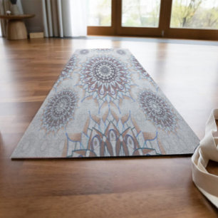Kleine weiße Blüte fiel auf den ländlichen Yogamatte