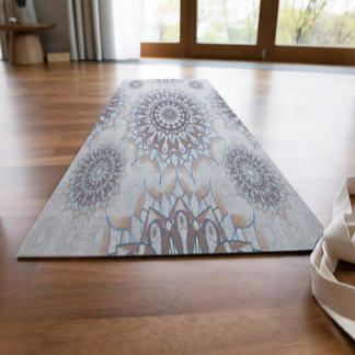 Kleine weiße Blüte fiel auf den ländlichen Yogamatte