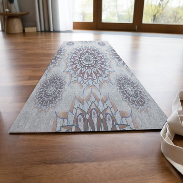Kleine weiße Blüte fiel auf den ländlichen Yogamatte (Von Creator hochgeladen)