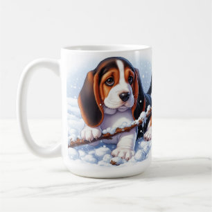 Kleine Welpe im Basset, die im Winter schneesicher Kaffeetasse