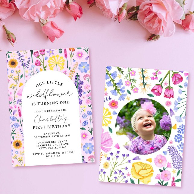Kleine Wildblume Mädchen Erstgeburt Rosa Foto Einladung (Little Wildflower Girl First Birthday Pink Photo Invitation)