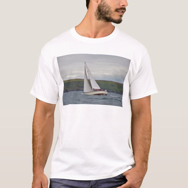 Kleine Yacht, die stark segelt T-Shirt (Vorderseite)
