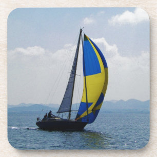 Kleine Yacht großer Spinnaker. Getränkeuntersetzer