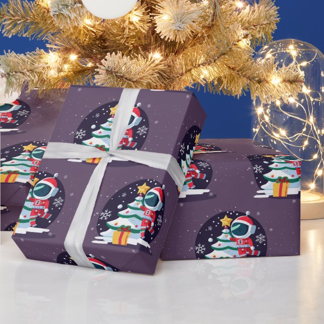 Kleiner Astronaut dekoriert Weihnachtsbaum Geschenkpapier (Feiertage)