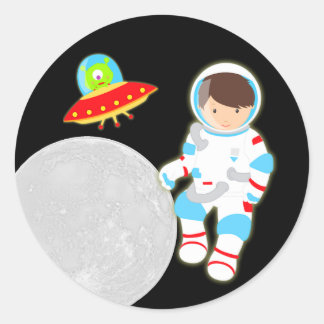 Kleiner Astronaut im Weltraum Runder Aufkleber