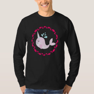 Kleiner Babywal mit vielen kleinen Fischen drumher T-Shirt