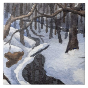 Kleiner Bach im Winterschnee mit dunklem Wasser Fliese