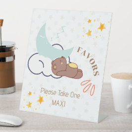 Kleiner Bär auf den Cloud Baby Duschfavoriten Sockelschild
