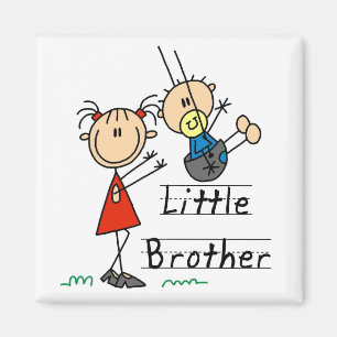 Kleiner Bruder mit T-Shirts der großen Schwester Magnet
