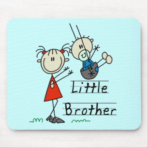 Kleiner Bruder mit T-Shirts der großen Schwester Mousepad