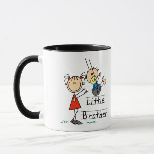 Kleiner Bruder mit T-Shirts der großen Schwester Tasse