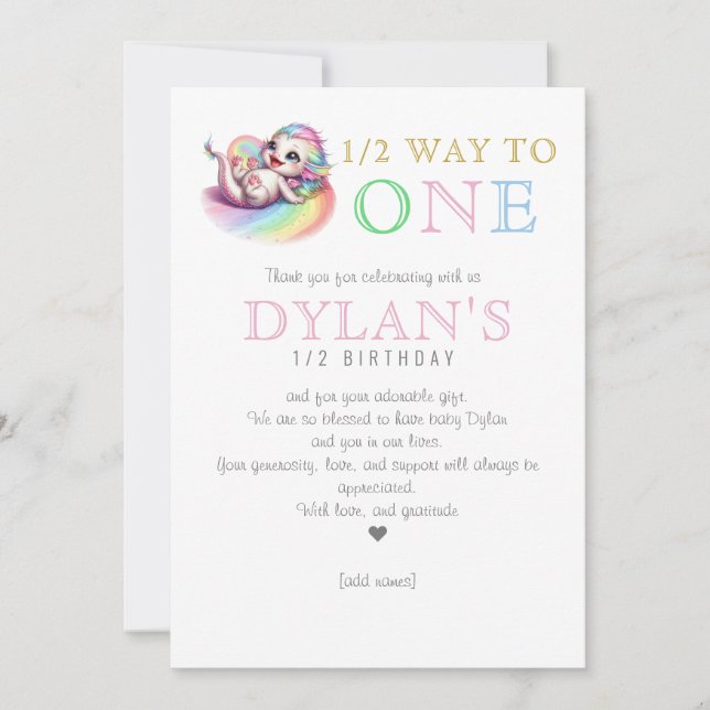 Kleiner Drache auf halbem Weg zu einem rosa 6. Geb Dankeskarte (Vorderseite)