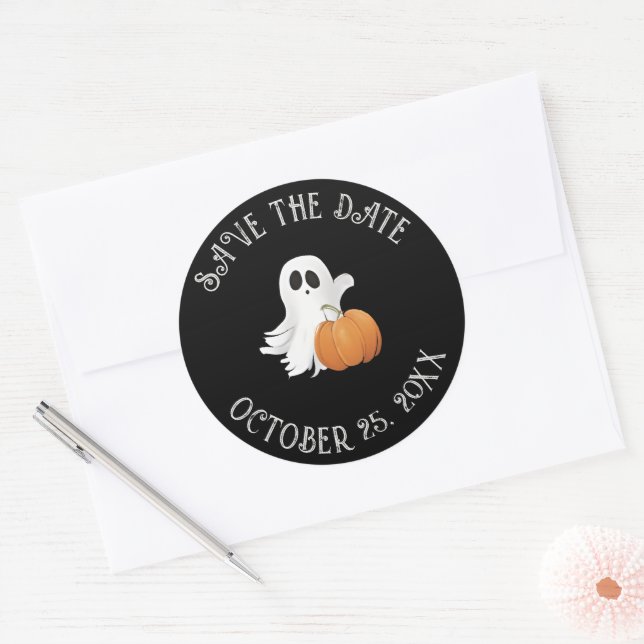 Kleiner Geist und Pumpkins Save the Date Runder Aufkleber (Umschlag)