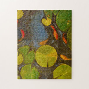 Kleiner Goldfish Koi im Teich mit Lily Pads