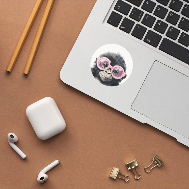 Kleiner Gorilla mit rosa Brillensticker Runder Aufkleber (Von Creator hochgeladen)