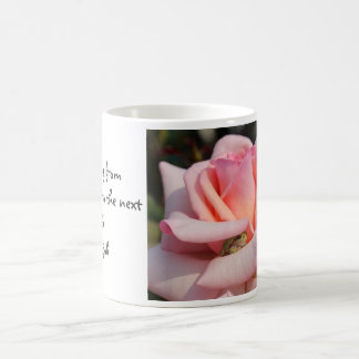 Kleiner grüner Frosch in rosa Rosen-"Hopfen-" Kaffeetasse