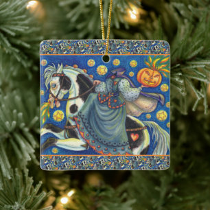 KLEINER HORSEWOMAN, SIDESADDLE AUF HALLOWEWEEN PIN KERAMIKORNAMENT