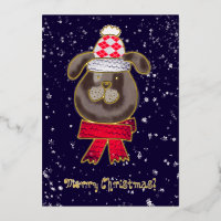 Kleiner Hund mit Strickmütze und Schal