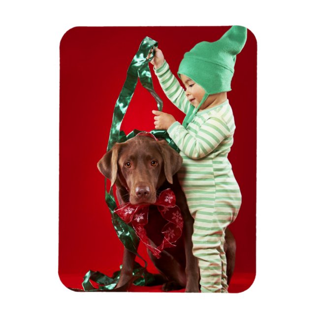 Kleiner Junge, der einen Hund schmückt Magnet (Vertikal)