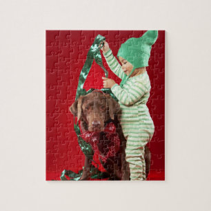 Kleiner Junge, der einen Hund verziert