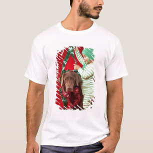 Kleiner Junge, der einen Hund verziert T-Shirt