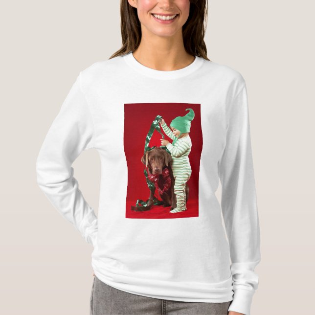 Kleiner Junge, der einen Hund verziert T-Shirt (Vorderseite)